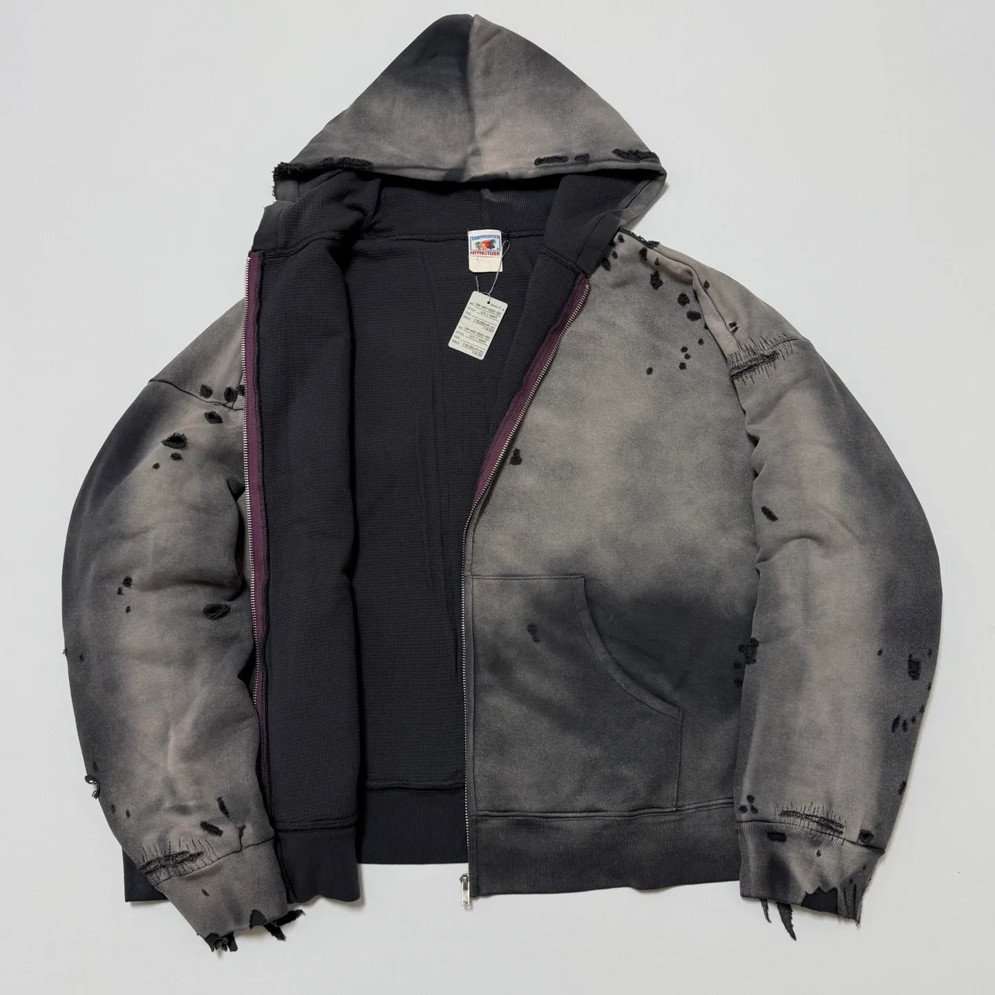 SAINT Mxxxxxx DBL FACE ZIP UP HOODIE/CHARCOAL Double-layer destroyed waffle zipper jacket, washed black S-XL, a style that has been used in the summer. After continuous fine polishing, it has finally been shipped. The finished product is simply a work of art. Super heavy washing to make the weather look old. Multiple water fades. Excessive manual wormhole damage processing. Deconstruction and reorganization embroidery technology. Custom-made zipper with LOGO. The color details of the zipper webbing are also correct. Original grade fruit main label and wash water label. Top purchasing grade. A layer of waffle fabric is added to the inner lining to make the overall texture stronger and increase the comfort and warmth of the wearer.